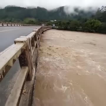 Cheia do Rio Itajaí-Açu em Blumenau: previsão é de que rio chegue a 10 metros