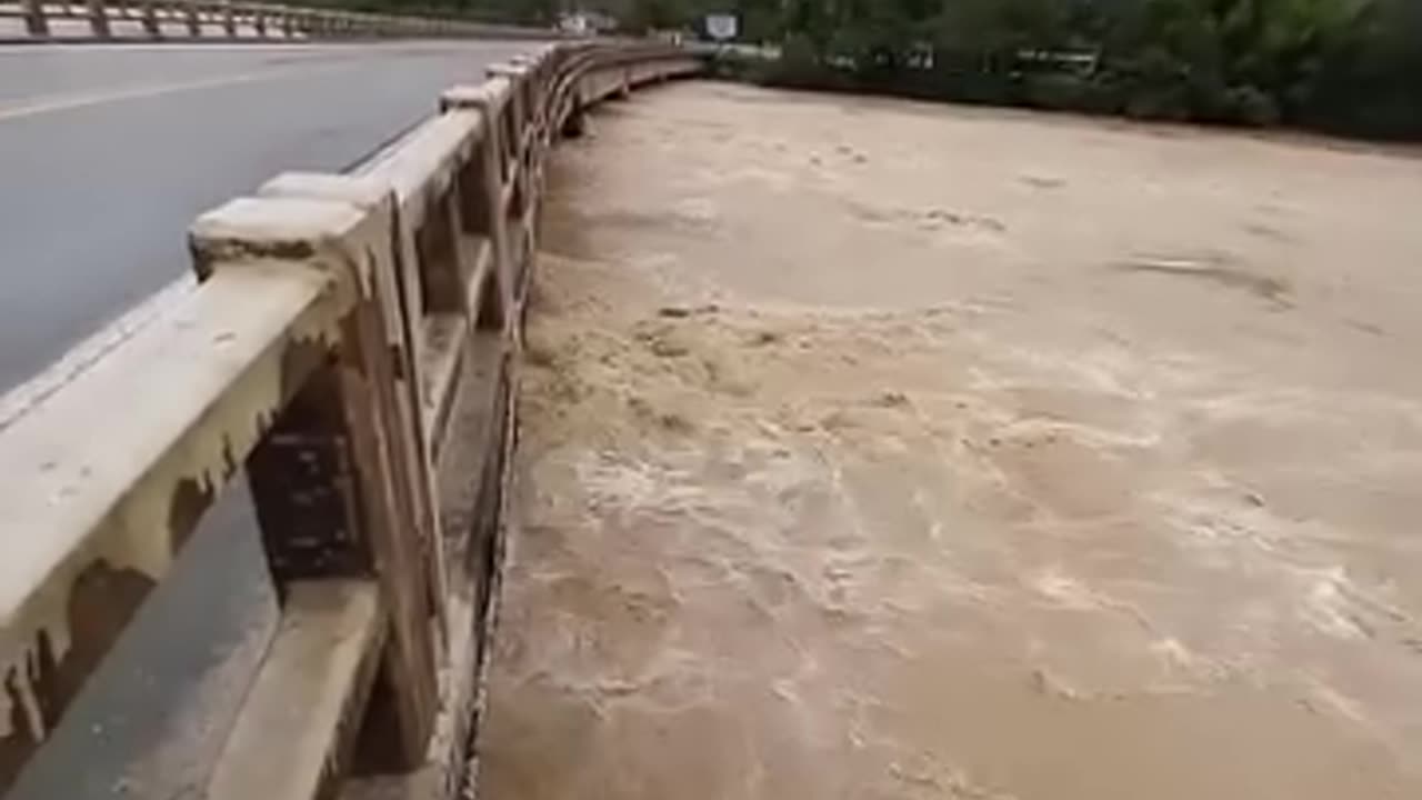 Cheia do Rio Itajaí-Açu em Blumenau: previsão é de que rio chegue a 10 metros