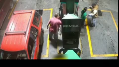 Worker prevents robbery by spraying gasoline on thieves