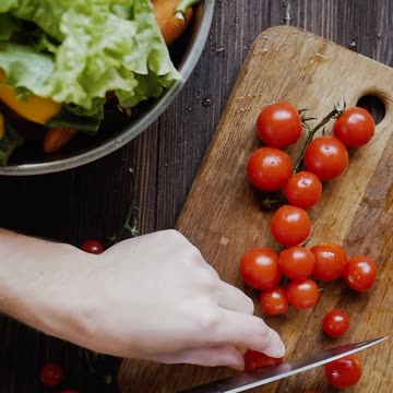 Small tomotto cutting