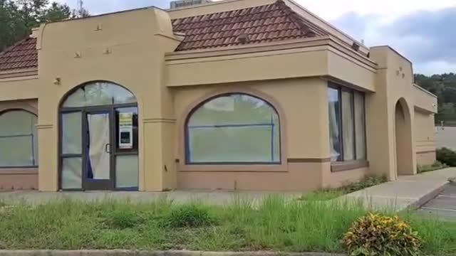 finding a Retro Taco Bell left Abandoned