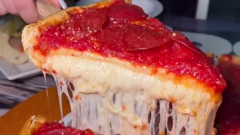 CHICAGO THIN vs CHICAGO STUFFED PIZZA. Amore Taste of Chicago in Las Vegas