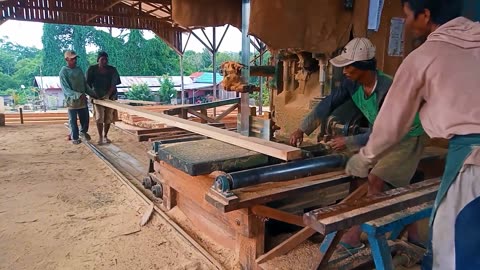 Hard!! Dense Bengkirai Wood Fibers Are Sawed With A Bandsaw Chainsaw