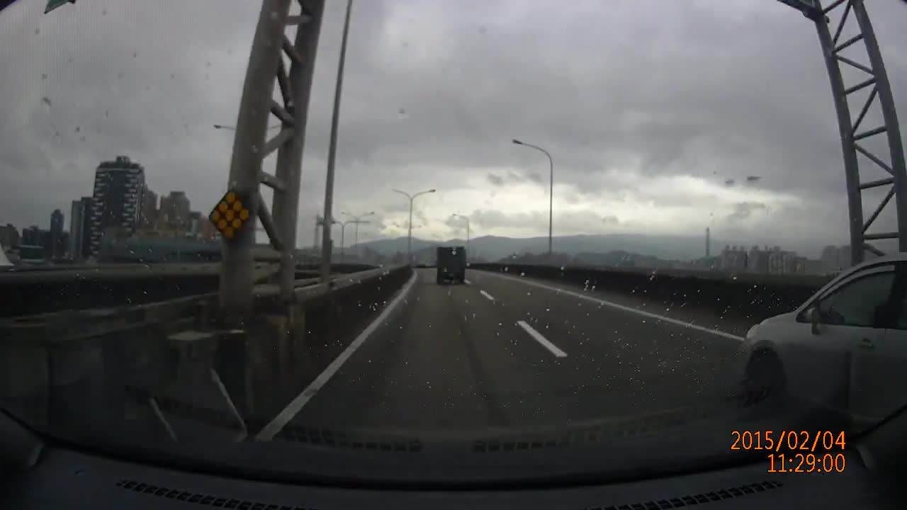 Dashcam captures TransAsia plane crash