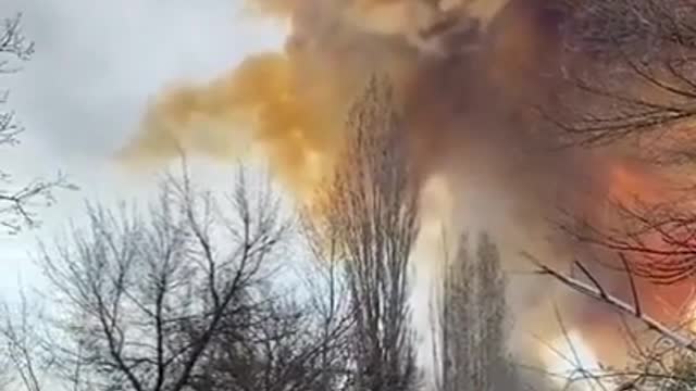 Massive chemical cloud after Russian Artillery hits a chemical plant