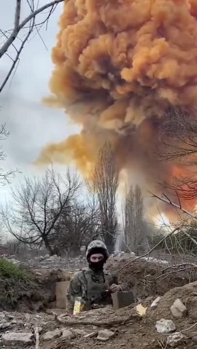 Massive chemical cloud after Russian Artillery hits a chemical plant