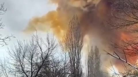 Massive chemical cloud after Russian Artillery hits a chemical plant