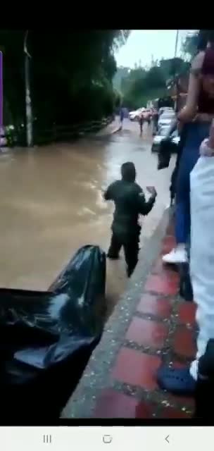 Policía salva a un perro de un arrojo en Antioquia
