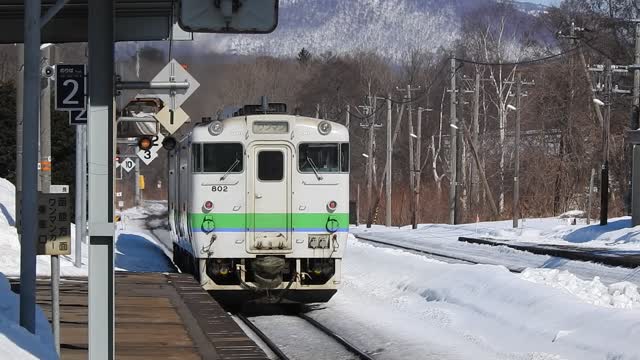 JR Hokkaido Diesel cars arriving