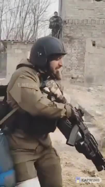Chechen special forces in Mariopul fires AK