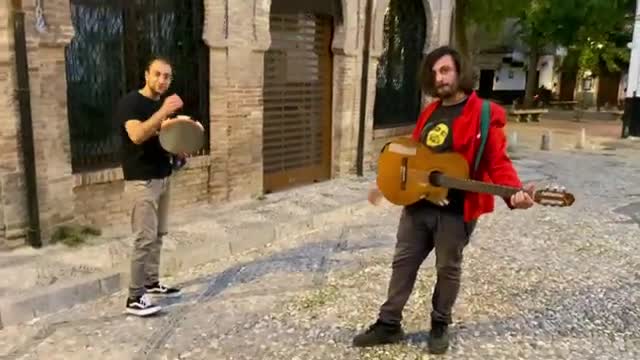 Artista di strada incontra un salentino con un tambuerllo in Andalucia - Il ballo di San Vito cover