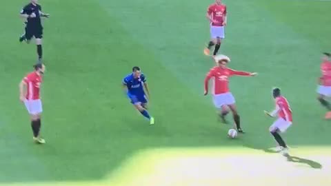 Video: Vardy scores for Leicester. Fellaini terrible mistake