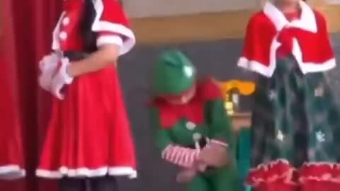 This kid is great - The school Christmas play. Go large or go home right?🤣🤣