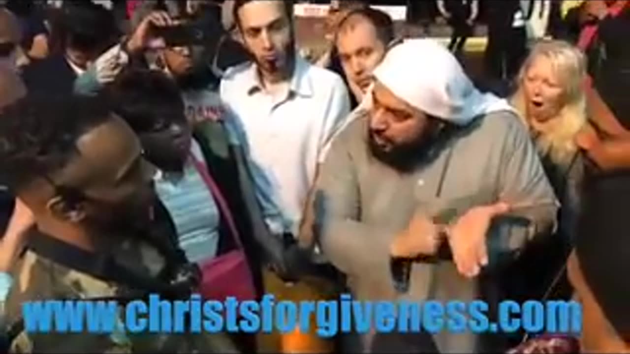 Pastor David Lynn schools a Confused Imaam Speakers Corner