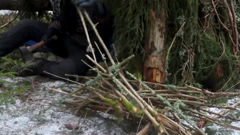How to Camp With No Tent? Building a Shelter from 100% Natural Materials