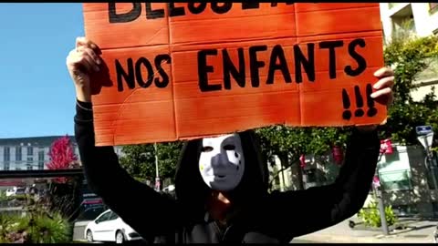 Les Masques Blancs Lyon Partie II Action Pancartes sur leRP hôpital Croix Rousse le 16 Octobre 2021