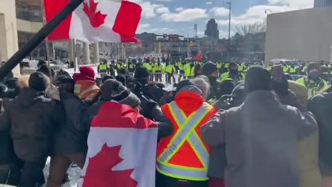 Canada Ottawa: Demonstranter, der forsøgte at holde linjen, men alligevel var stærkt i undertal