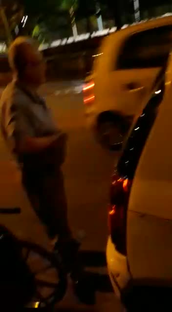 Video registró cuando un ciudadano reclamó la presunta alteración de un taxímetro en Bucaramanga