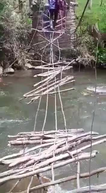 Video: Campesinos exponen sus vidas al intentar cruzar un puente colapsado en Santander