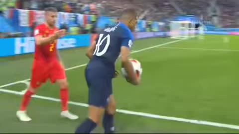 Mbappe time wasting moment