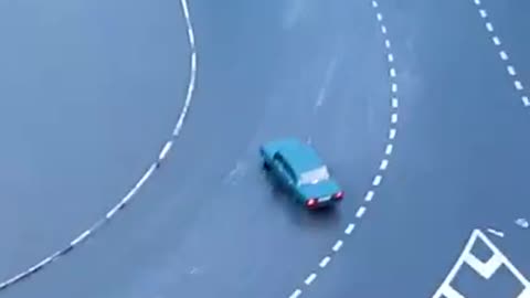 Reckless Driver Drifting In The Middle Of The Road!