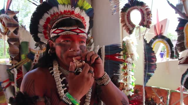 Pataxó reproduces the sound of birds from the Brazilian Amazon with traditional instruments