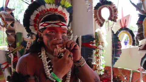 Pataxó reproduces the sound of birds from the Brazilian Amazon with traditional instruments