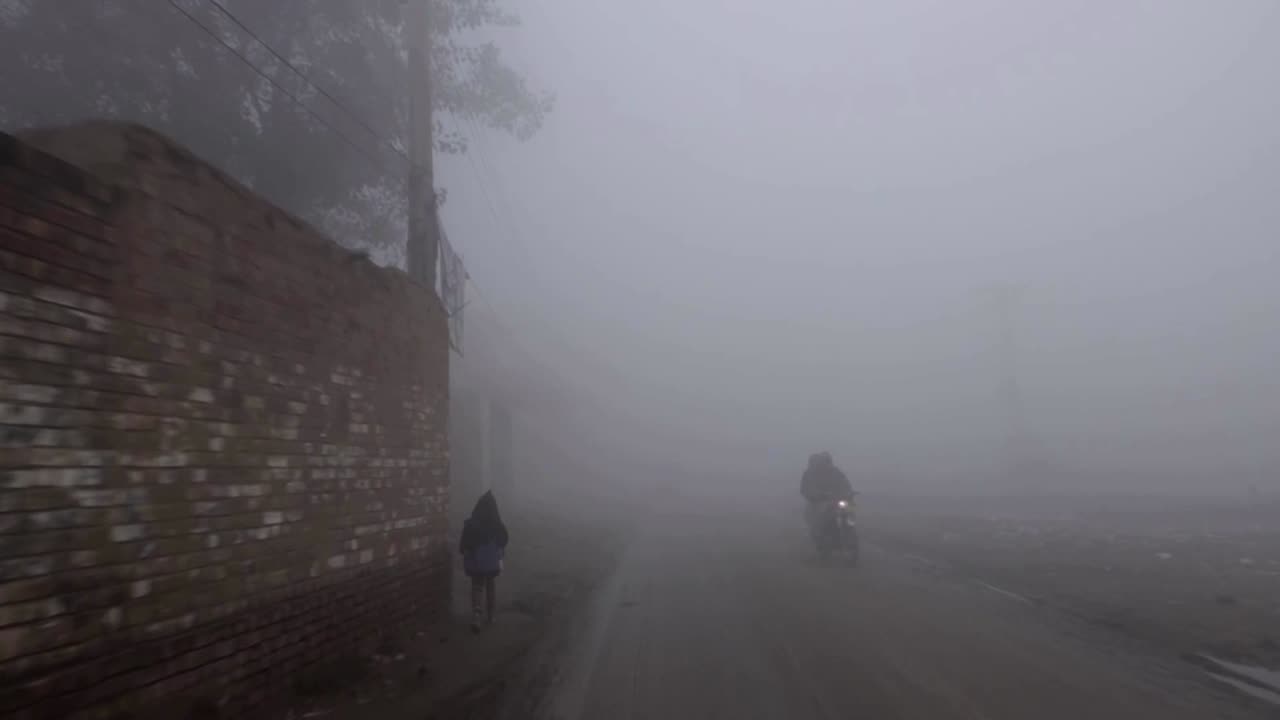 Dense fog engulfs outskirts of Pakistan’s Lahore