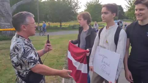 Eine kleine Gruppe von Liebhabern der "russischen Welt" bildete sich in der Nähe des Rigaer Denkmal