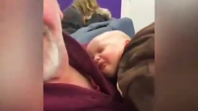 WATCH THIS CUTE BABY KISSES DADDY 😂 VERY COOL