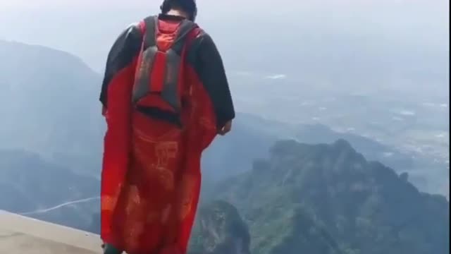 Who dare to jump like this amazing man can fly from 2000 meters mountain high😱😱😱😱