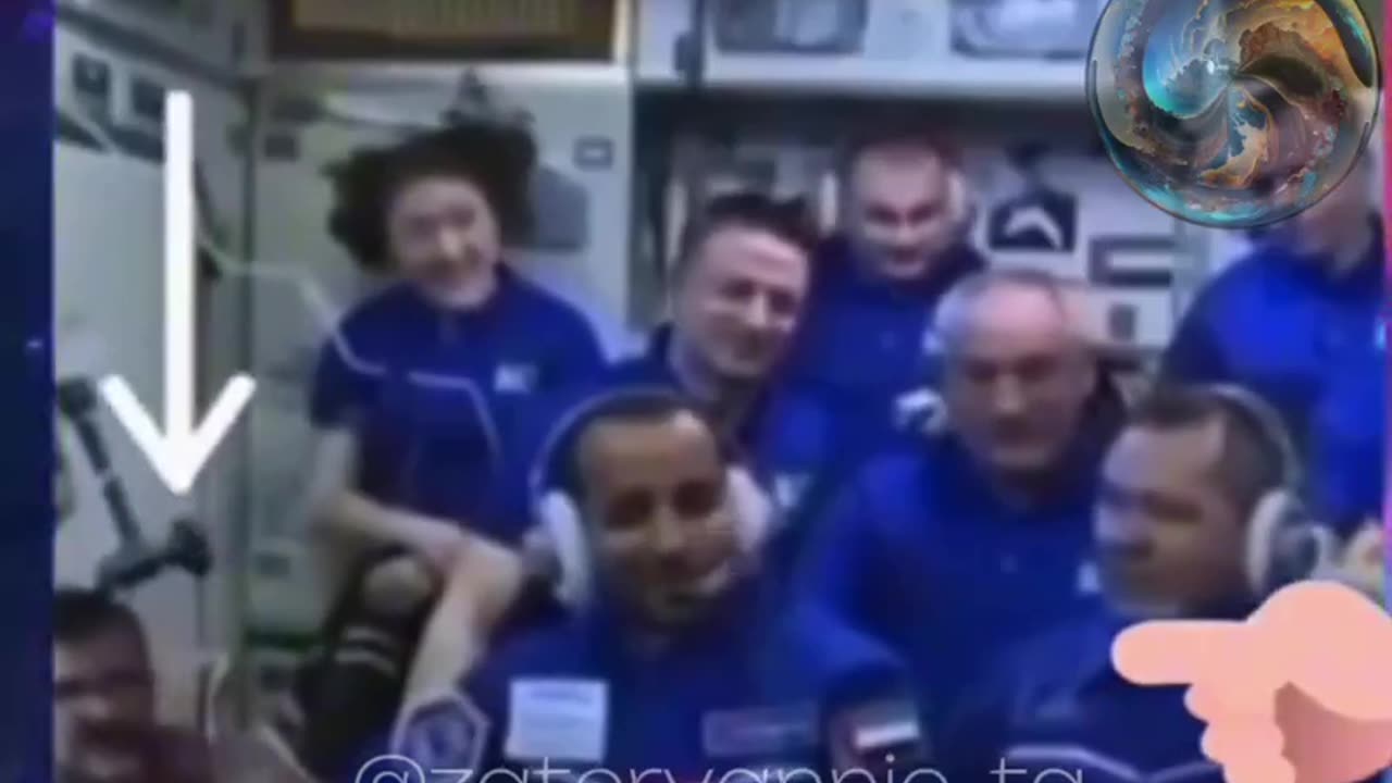スペースシップの中に、ディレクターがいる。