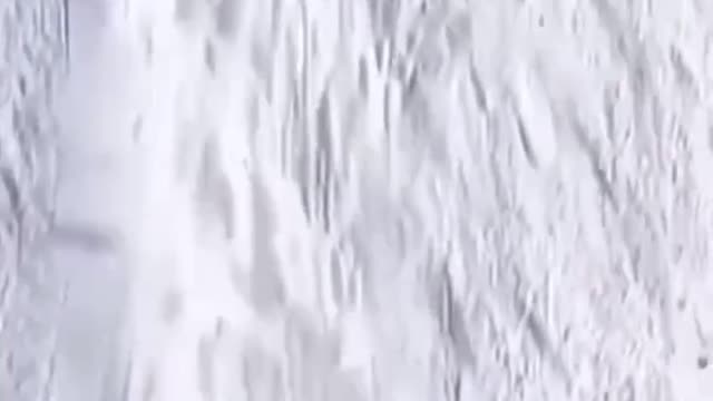 Scream! Scream! Extreme challenge skiing, with life risk
