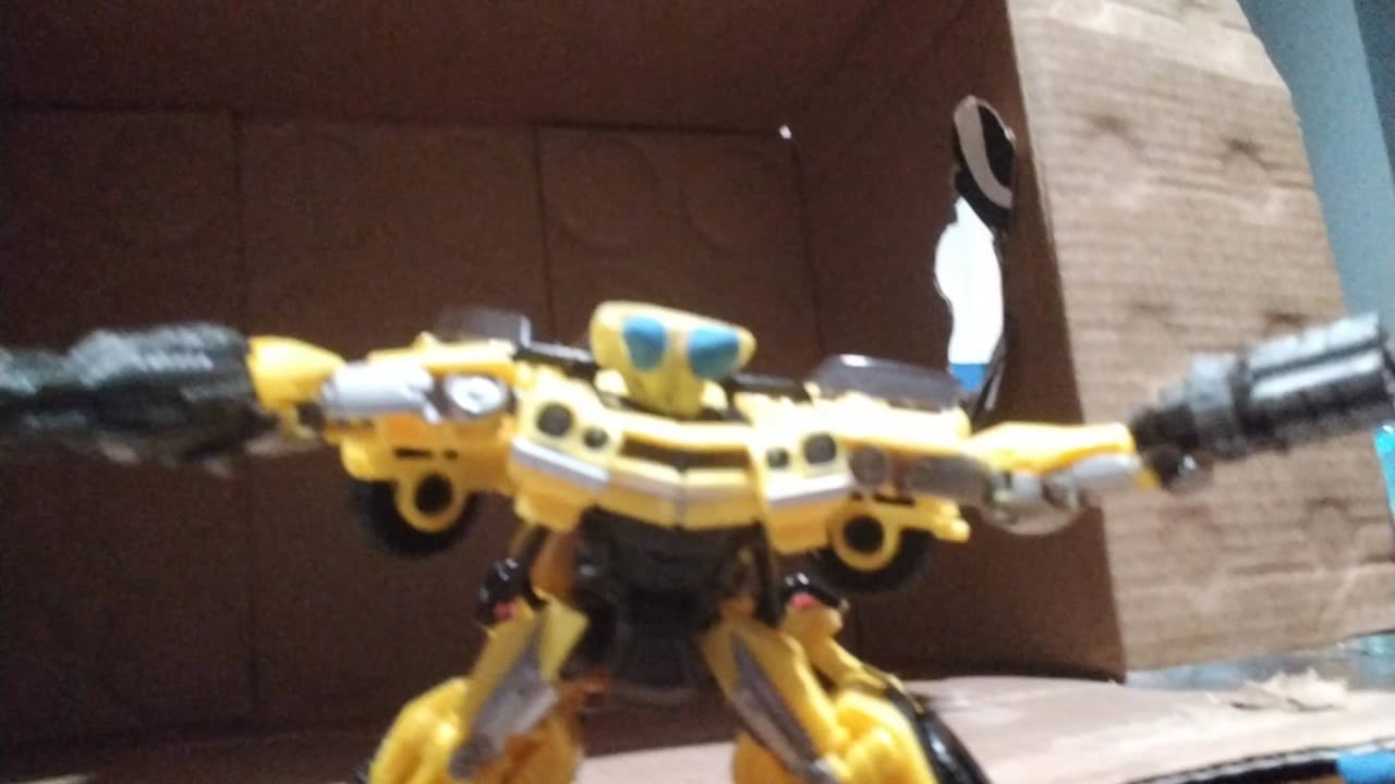 Bumblebee jumps off Airplane to turn the tides between the battle