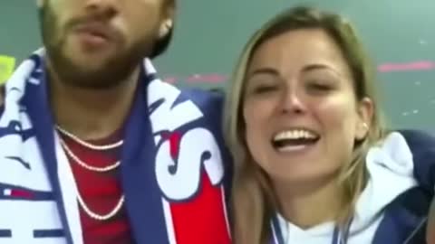 I think Neymar likes the PSG reporter 😏