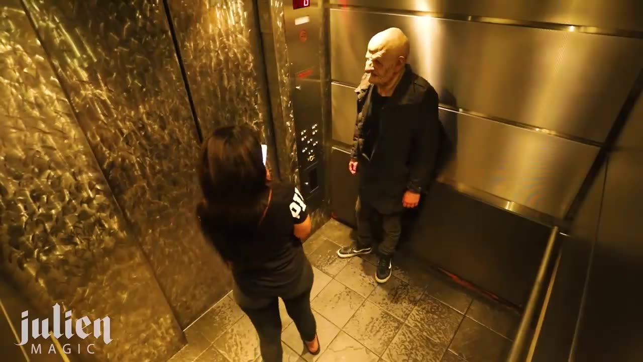 SCARE MAN in ELEVATOR🔥😵 - Julien Magic