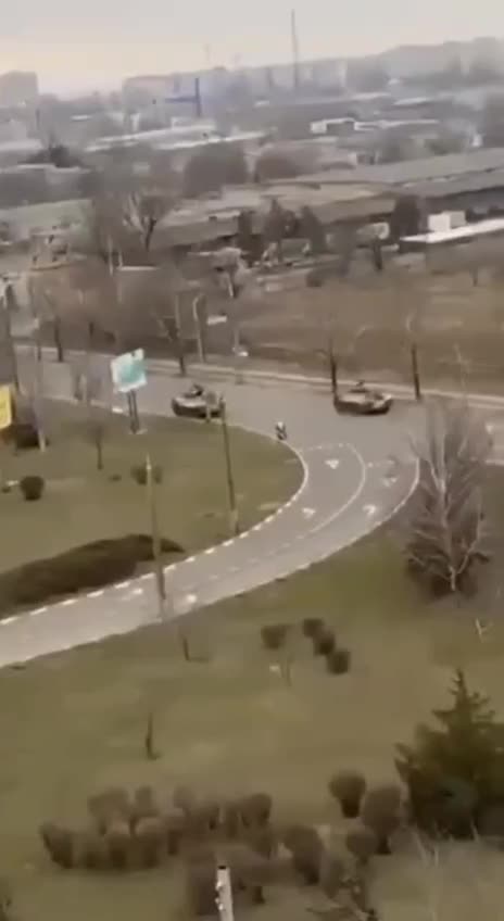 Russian vehicles are reportedly entering Kherson