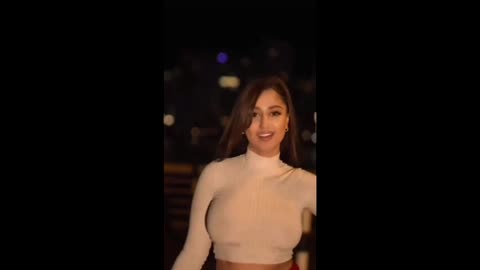 Hot Iranian chick dances to Sasy song