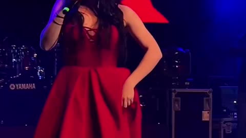 Aşık Mecnun Naz Dej Kırmızı Elbise Konser