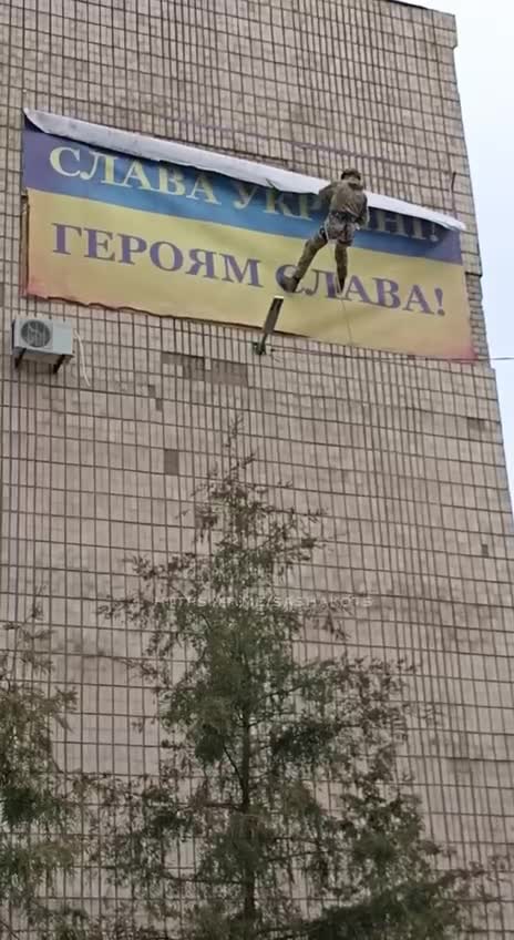 In Melitopol, which is under the control of Russian troops, Bandera slogans are being torn down
