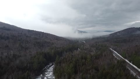 The river between the canyons is like a Chinese dragon.