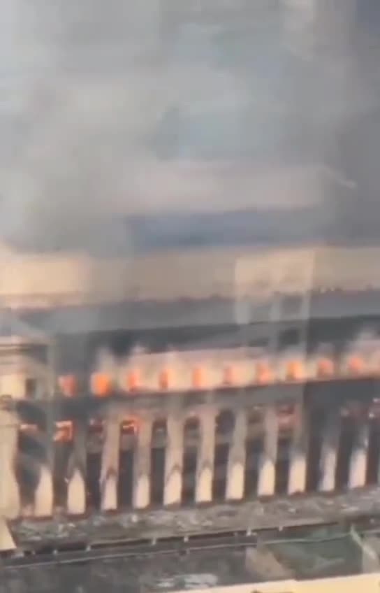 In Marseille, migrants burned one of the largest libraries in 🇫🇷