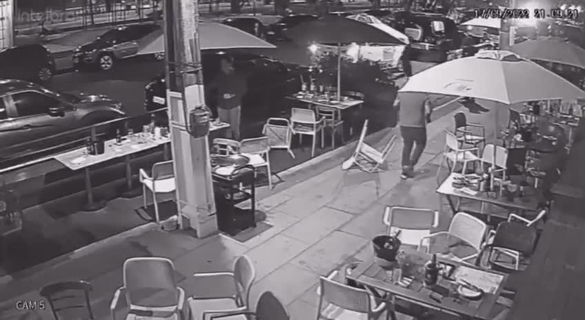 Accidental Flashmob ends uneventful