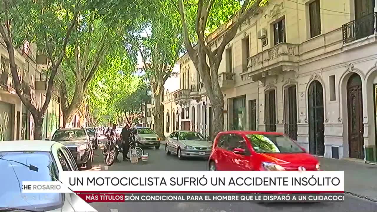 Un motociclista sufrió un insólito accidente con un pozo que se generó de manera repentina