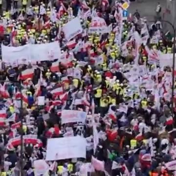 Tens of thousands of Poles in Warsaw today