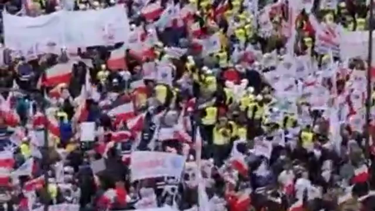 Tens of thousands of Poles in Warsaw today