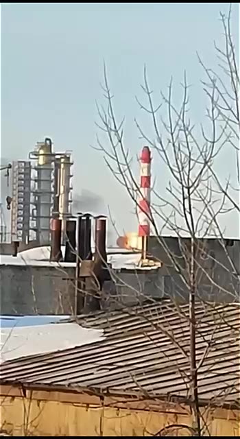 Появились кадры атаки украинских беспилотников на рязанский нефтезавод