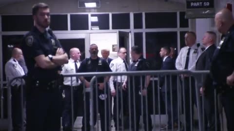 DESRESPEITO AO DON: Policial de Nova York deixa a porta bater em Trump no caminho para o tribunal