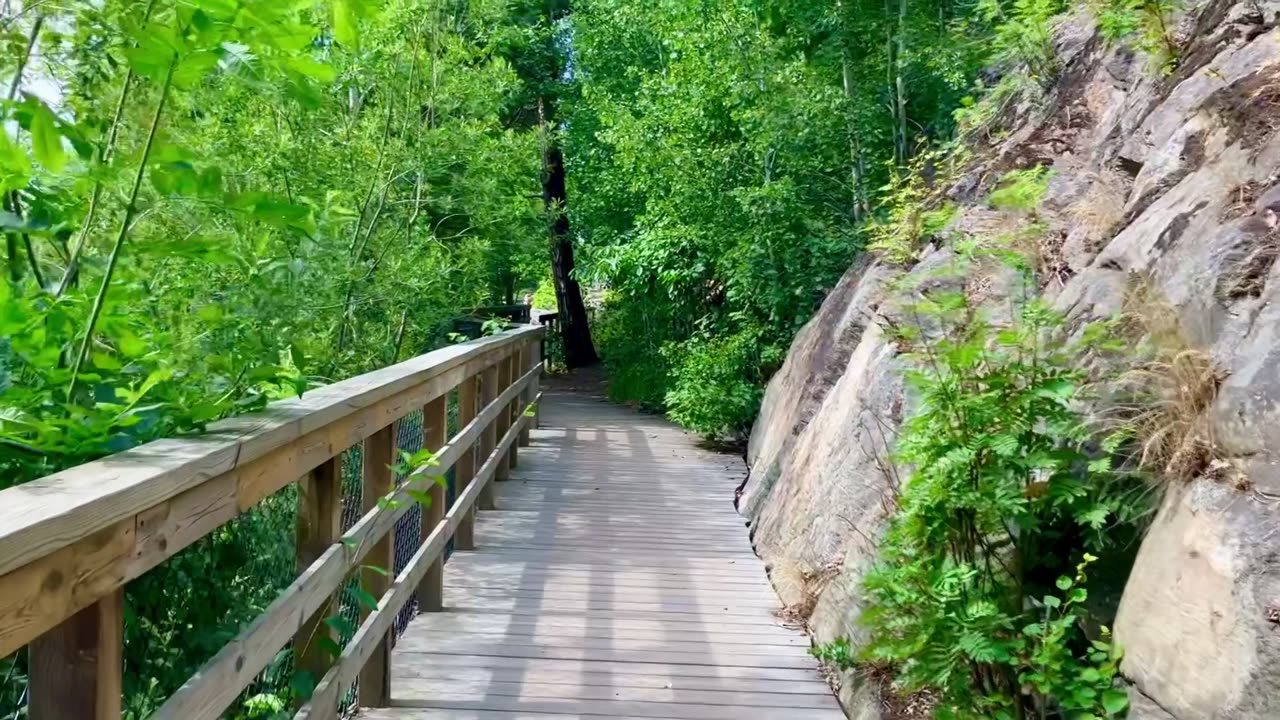 På väg mot badbryggan nedanför berget vid strandpromenaden💕