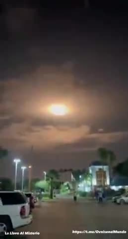 UFO SIGHTING – USA Description Several people capture a strange luminous object streaking across sky